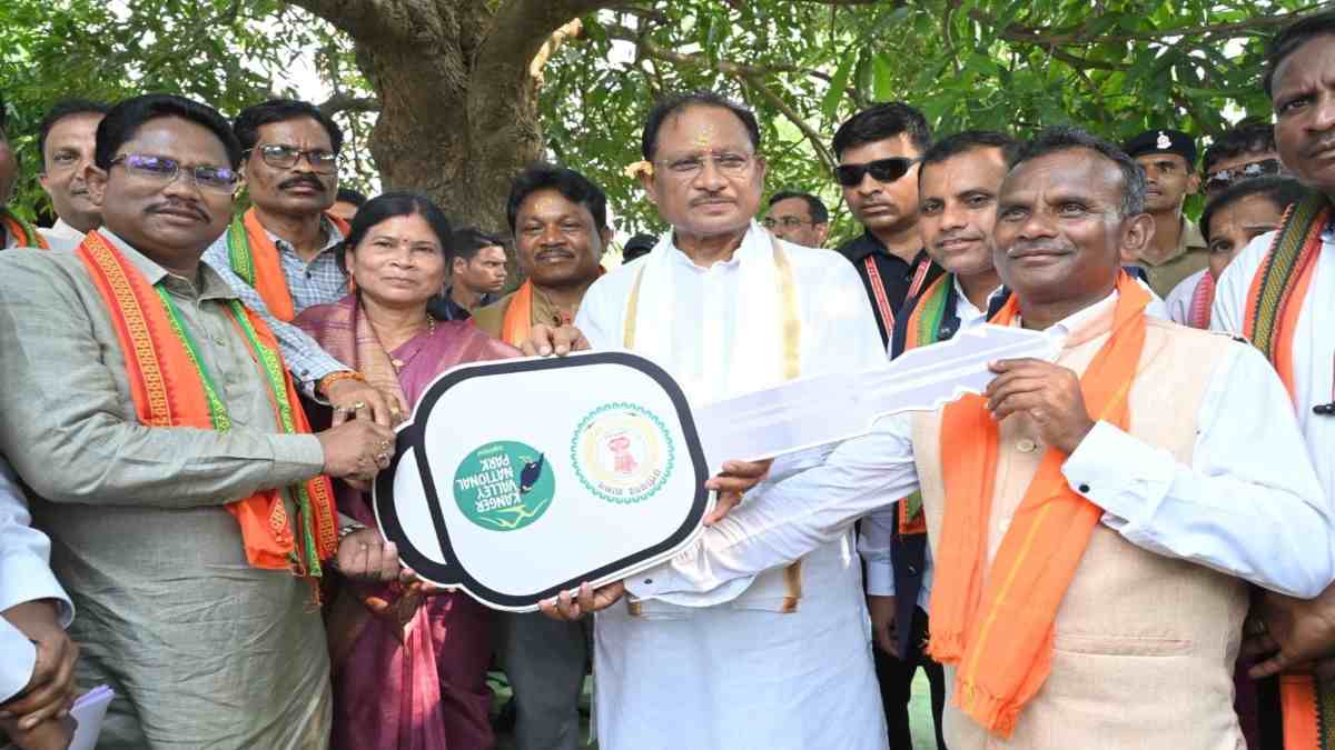 बस्तर में सीएम साय ने लगाई चौपाल, योजनाओं की जानी जमीनी हकीकत, लोगों से कहा – हर जरूरतमंद के साथ खड़ी है सरकार