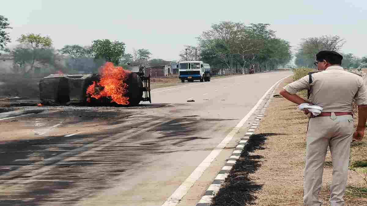 नेशनल हाईवे पर पलटा डीजल टैंकर, गाड़ी में आग लगने से ड्राइवर और हेल्पर घायल
