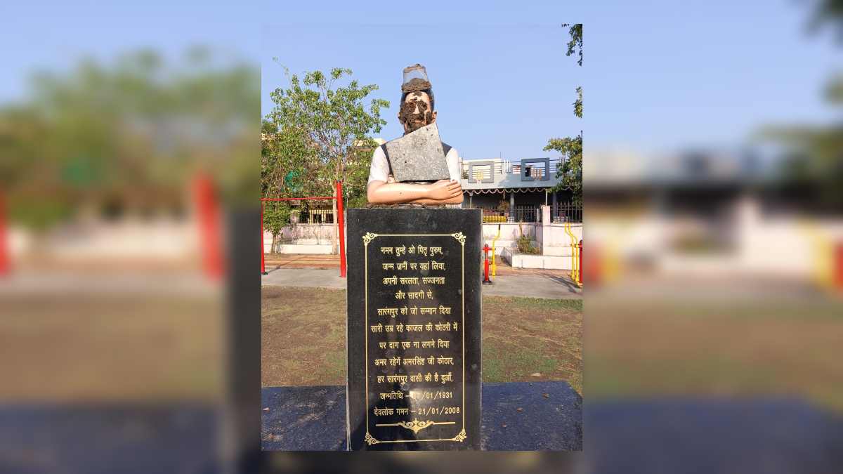 पूर्व विधायक की प्रतिमा पर पोती कालिख: कार्यकर्ताओं में आक्रोश, आरोपियों के तलाश में जुटी पुलिस