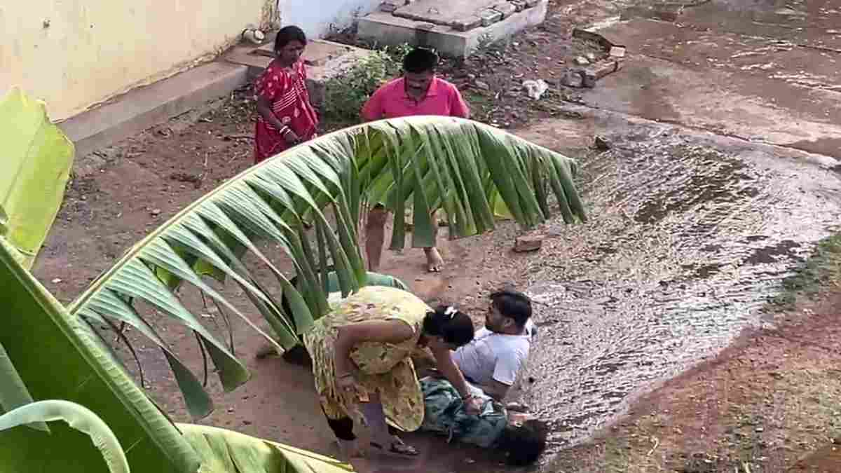 CG News : कचरा फेंकने को लेकर विवाद, महिला ने आरी से पड़ोसियों को मारा, एक ही परिवार के तीन लोग घायल