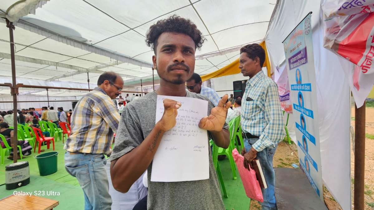 हाथ में पूरी उंगलियां नहीं, इसलिए नहीं बन रहा आधार कार्ड, न योजनाओं का लाभ मिल रहा न ही कॉलेज में भर्ती… दिव्यांग ने सरकार से लगाई मदद की गुहार…
