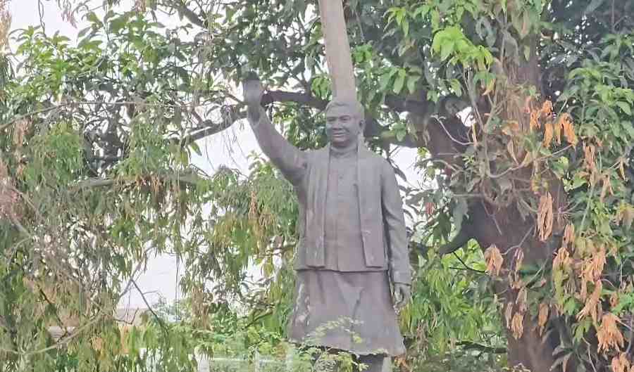 अजीत जोगी की प्रतिमा पर विवाद : CMO ने जोगी की प्रतिमा हटाने ठेकेदार को जारी किया नोटिस, कहा – बिना वर्क आर्डर की गई है स्थापना