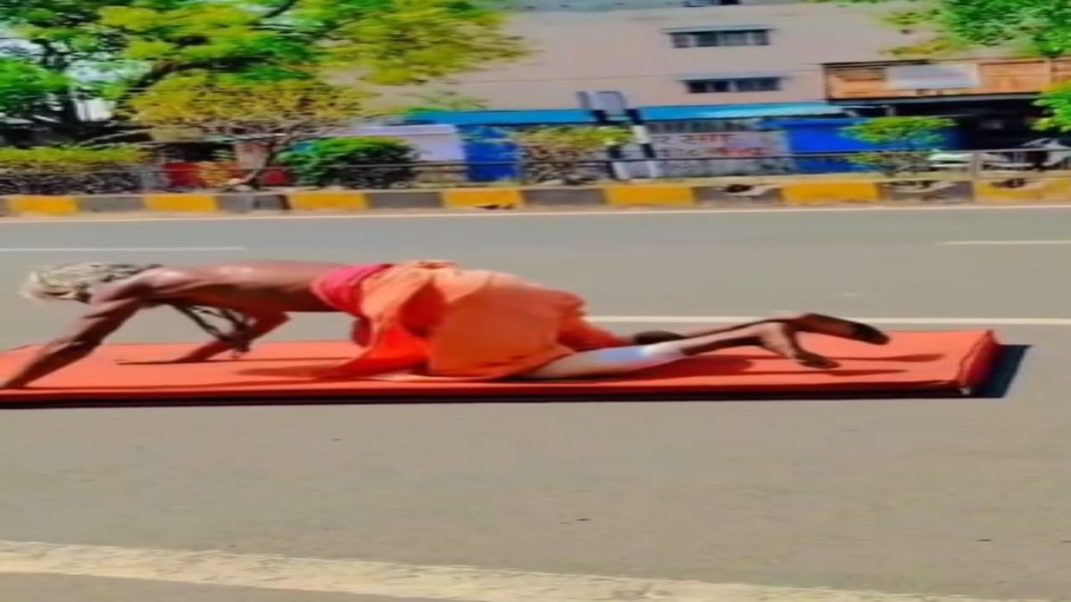‘भगवा बिस्तर बाबा’ का वीडियो वायरलः चिलचिलाती धूप में सड़क पर बिस्तर डालकर लेटते नजर आ रहे बाबा