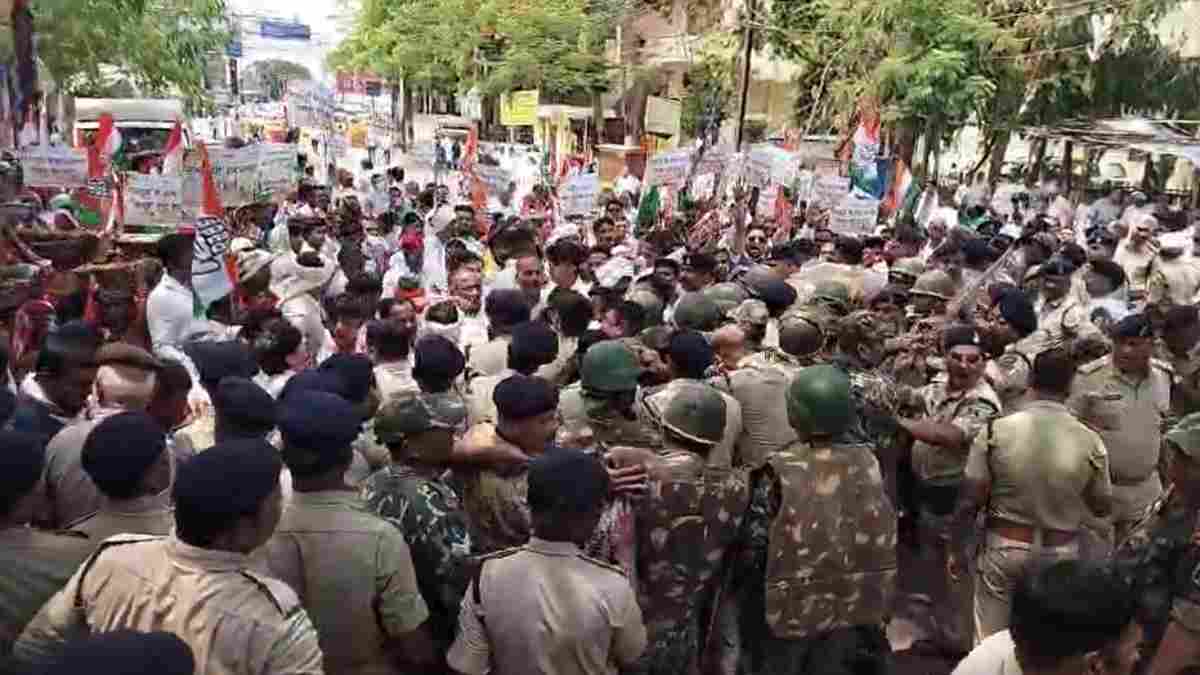 मनरेगा में कटौती पर कांग्रेस का प्रदर्शन : सरकार के खिलाफ जमकर की नारेबाजी, कांग्रेस नेता बोले – जिले में डेढ़ लाख मजदूरों में से 10 हजार को ही मिल रहा काम