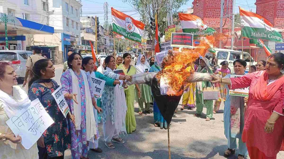 ‘विजय शाह को इस्तीफा देना चाहिए’, महिला कांग्रेस ने MP के मंत्री का फूंका पुतला, कर्नल सोफिया कुरैशी पर किया था विवादित बयान