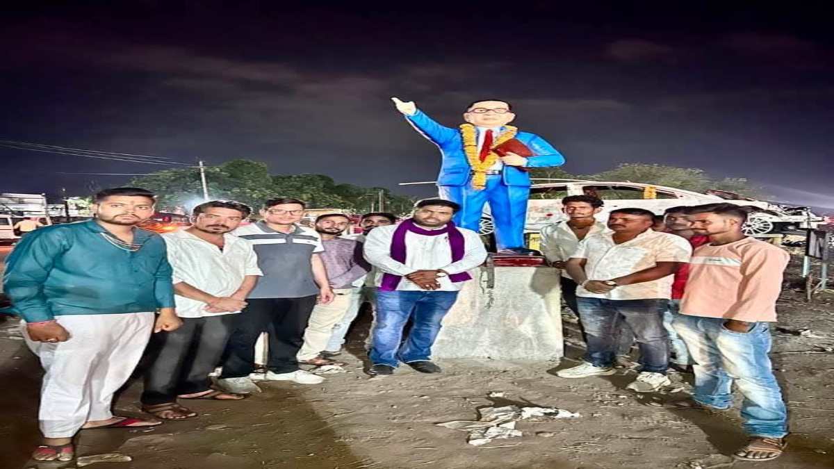 अंबेडकर की प्रतिमा उखाड़ने पर बवालः भीम आर्मी ने किया हंगामा, प्रशासन ने लगाई दूसरी मूर्ति, तब मामला हुआ शांत