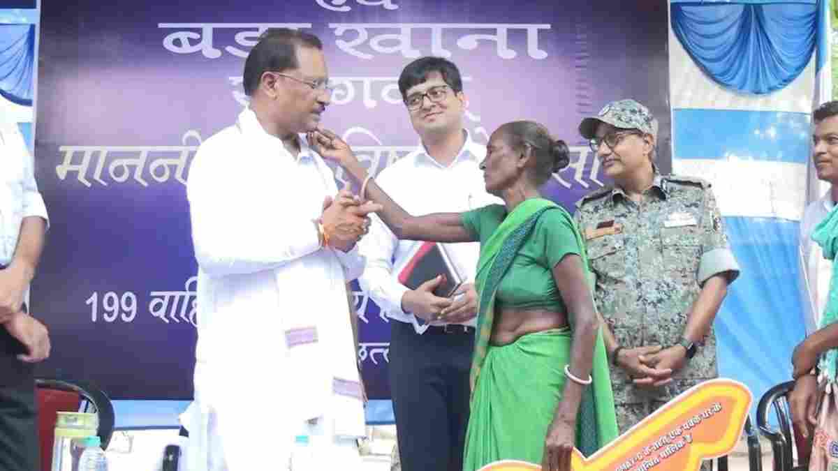 एक मां की जिंदगी में लौटी गरिमा-सुकून : पीएम आवास की चाबी पाकर भावुक हुई 62 वर्षीय शम्मी, सीएम को दिया आशीर्वाद, स्नेह से छुआ गाल, हृदय से कहा – धन्यवाद