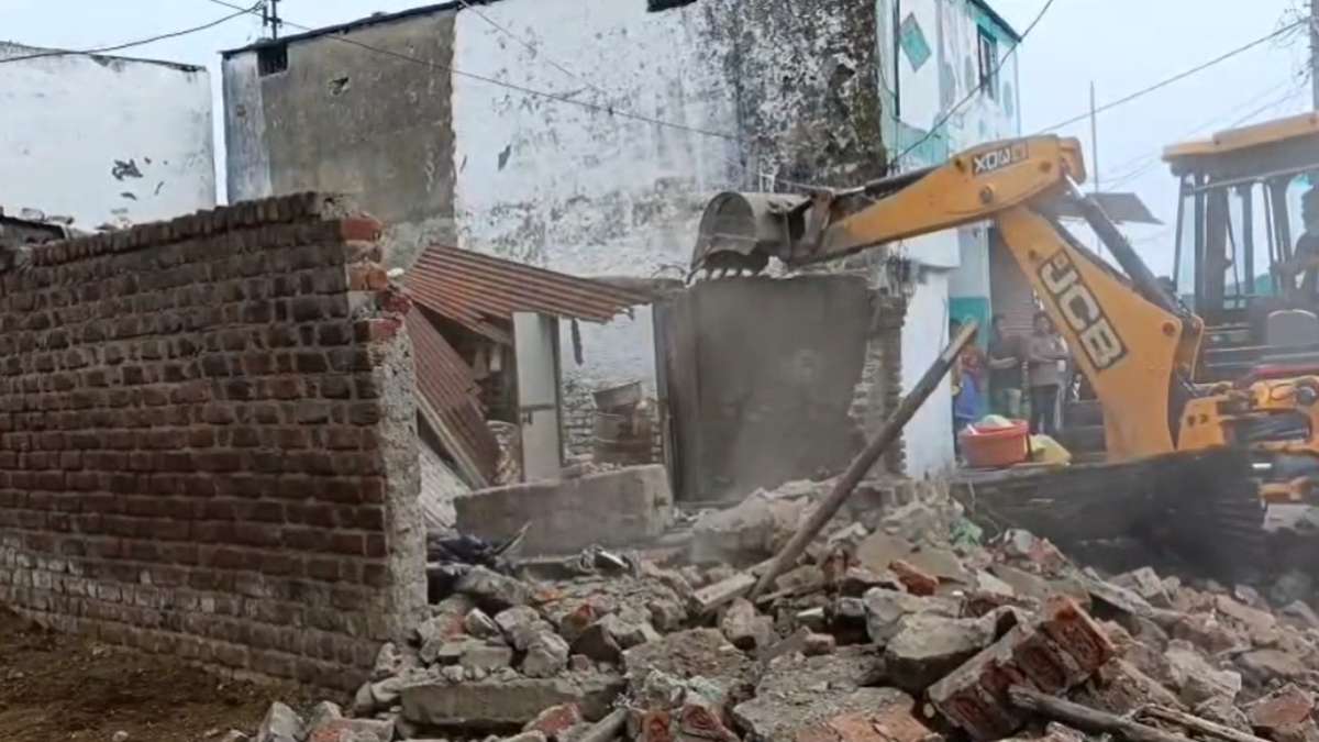 5 बूचड़खानों पर बुलडोजर चलाकर जमीन कराया मुक्त: निगम और राजस्व अमले ने की कार्रवाई, अवैध रूप से बेच रहे थे मांस