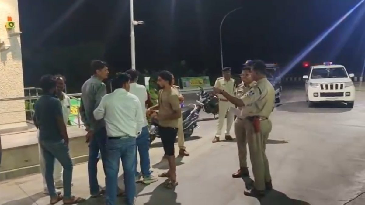 पेट्रोल पंप कर्मियों को बंधक बनाकर लूट की वारदातः हथियारबंद बदमाशों ने संचालक से की मारपीट, 50 हजार कैश के साथ CCTV रिकॉर्डिंग डिवाइस भी ले भागे लुटेरे