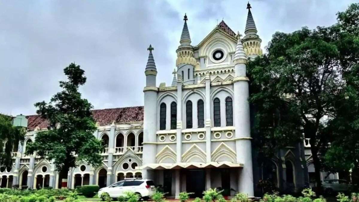 पूर्व डायरेक्टर की फर्जी डिग्री का मामला: HC ने रानी दुर्गावती विश्वविद्यालय से मांगा जवाब, आदेश के बाद भी कार्रवाई नहीं होने पर जताई आपत्ति