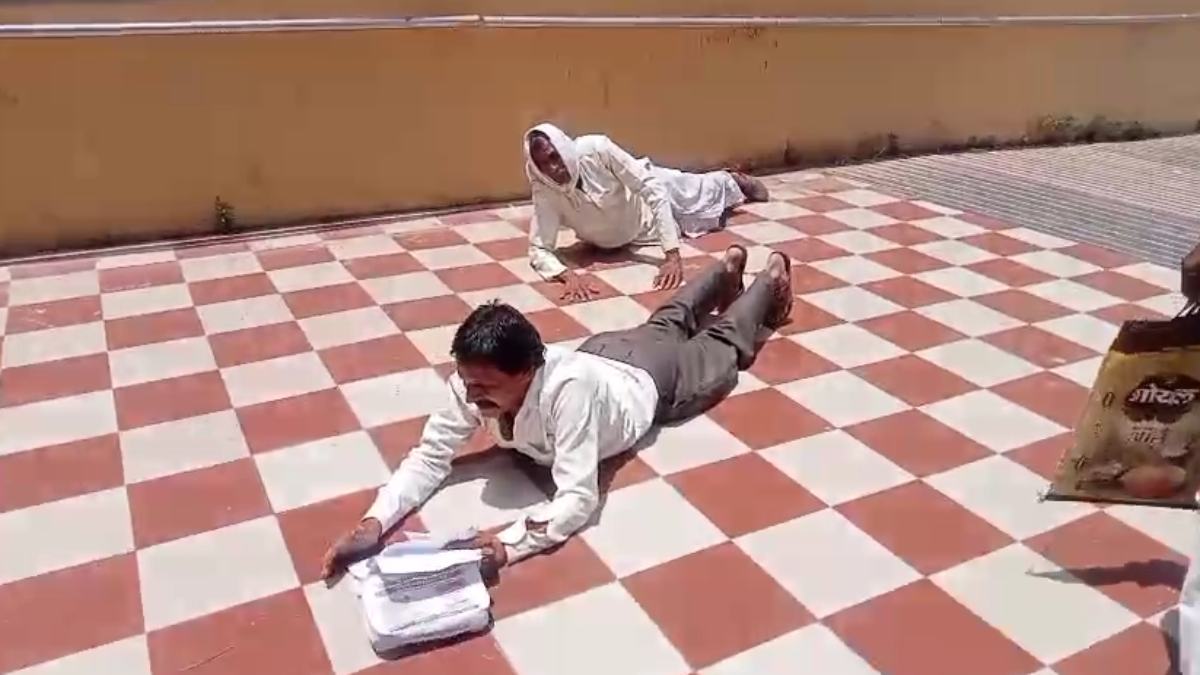 किसान की जमीन पर दबंगों का कब्जा: बेदखली आदेश के बाद भी जिम्मेदारों ने नहीं की कार्रवाई, दंडवत यात्रा करते पिता-पुत्र पहुंचे कलेक्ट्रेट