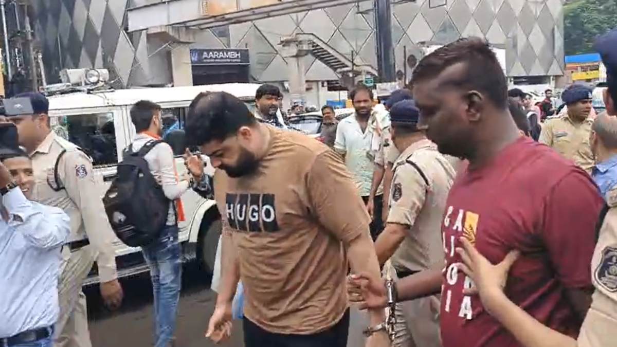 मेकाहारा अस्पताल में बाउंसरों की गुंडागर्दी, पत्रकारों के साथ की मारपीट, पुलिस ने निकाला आरोपियों का जुलूस, देखें VIDEO…