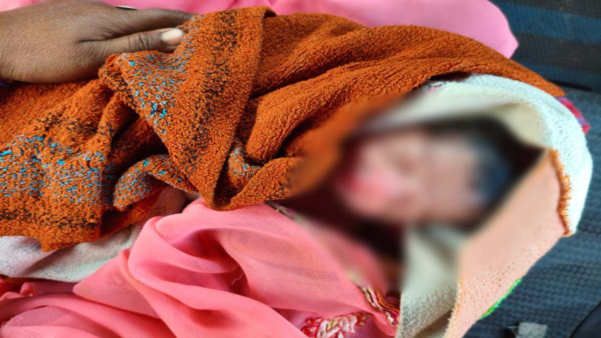 मंदिर के चौखट में मिली नवजात: पुलिस ने अस्पताल में करवाया भर्ती, मां के तलाश में खंगाले जा रही CCTV फुटेज