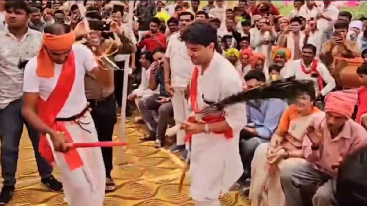 केंद्रीय मंत्री सिंधिया का अनोखा अंदाज: मोर पंख थामे लोक कलाकारों के साथ किया पारंपरिक नृत्य, देखें वीडियो