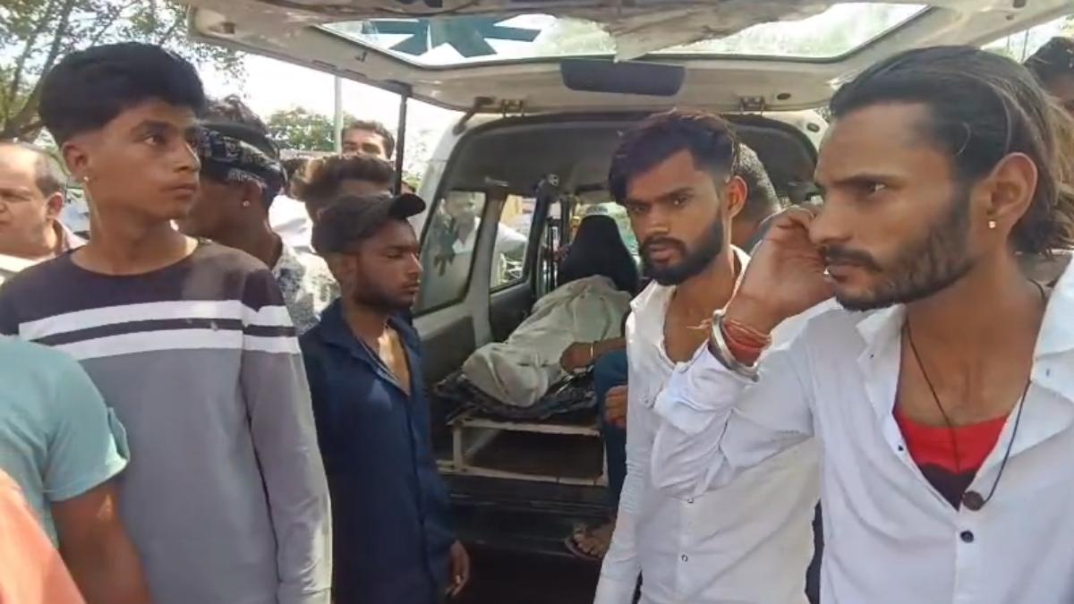 दो पक्षों में खूनी संघर्ष: 1 युवक की मौत, नाराज परिजनों ने कार्रवाई की मांग लेकर किया थाने का घेराव
