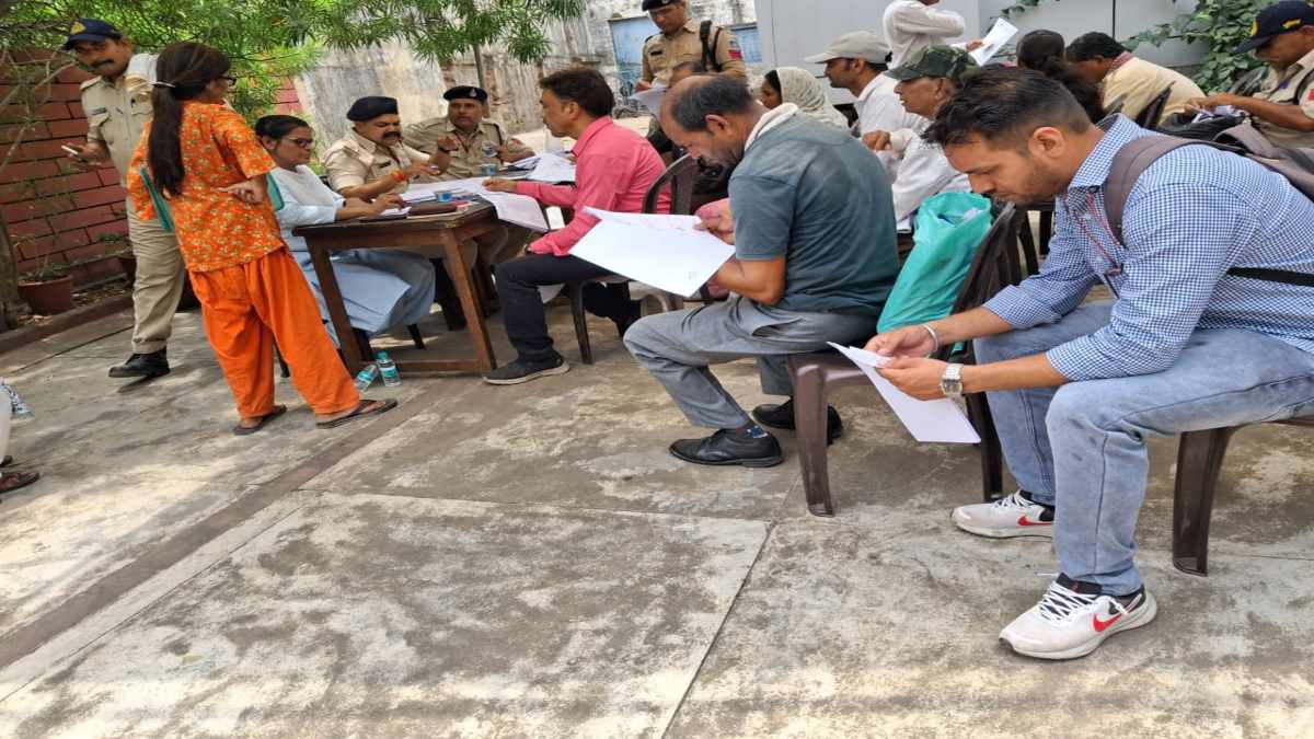 राजधानी में नेचर बचाने की मुहिम: पेड़ों की हत्या का मामला दर्ज कराने DGP जनसुनवाई में पहुंचे पर्यावरण प्रेमी, अधिकारियों ने दिए ये आश्वासन