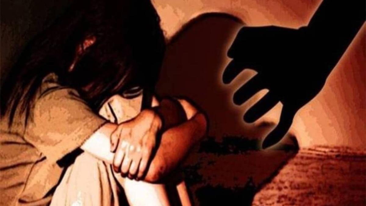पड़ोसी बना दरिंदा: मासूम से दुष्कर्म की कोशिश, चीखने-चिल्लाने की आवाज सुनकर पहुंचे बच्चे तो…