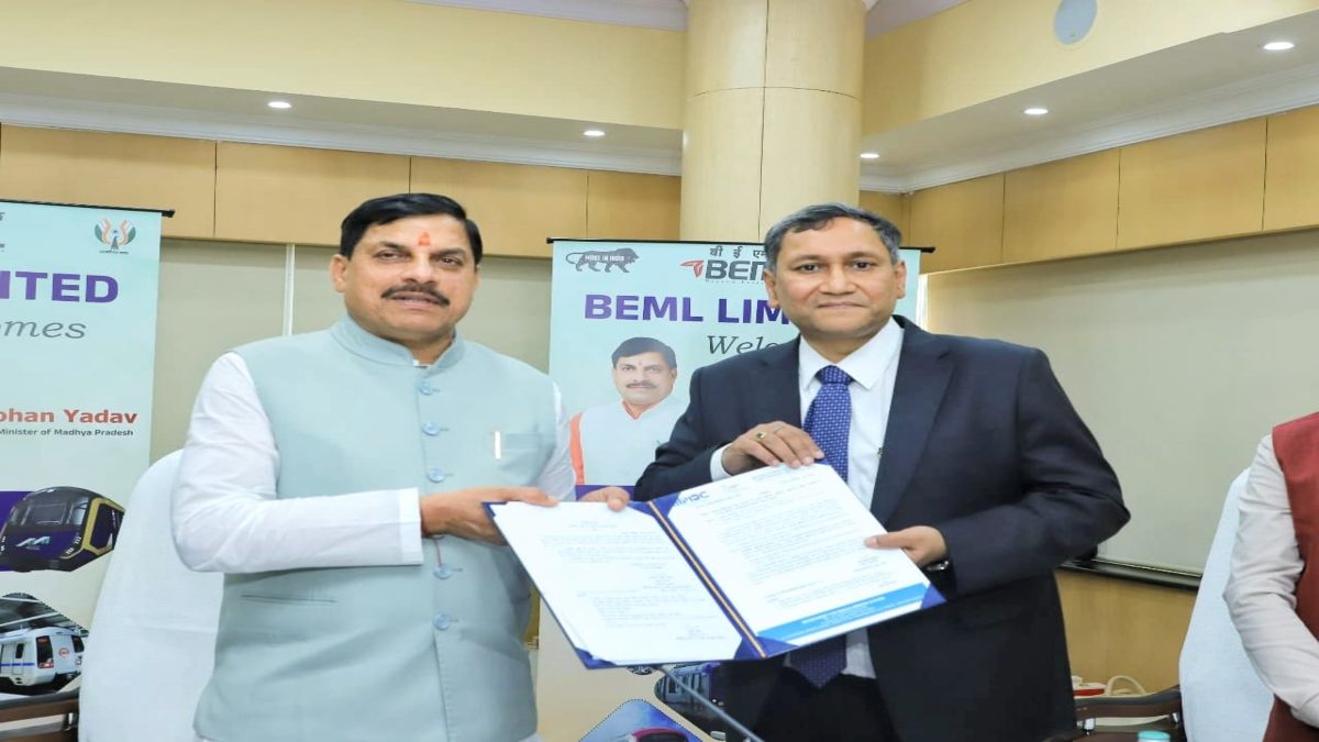 MP बनेगा मेट्रो और रेल निर्माण का नया हब: CM डॉ. मोहन ने BEML के चेयरमैन को सौंपा नई यूनिट के लिए भूमि आवंटन पत्र, 2100वें मेट्रो कोच को दिखाई हरी झंडी
