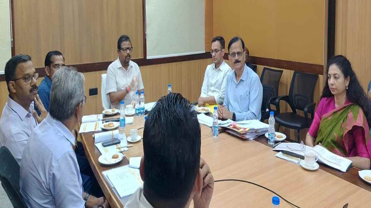 सड़क हादसे रोकने अफसरों ने ली बैठक : यातायात नियमों का उल्लंघन करने वालों की अब खैर नहीं, 4 महीने में हुए 5322 सड़क हादसे में 2591 लोगों की गई जान, हेलमेट नहीं लगाने से हुई अधिकतर मौतें