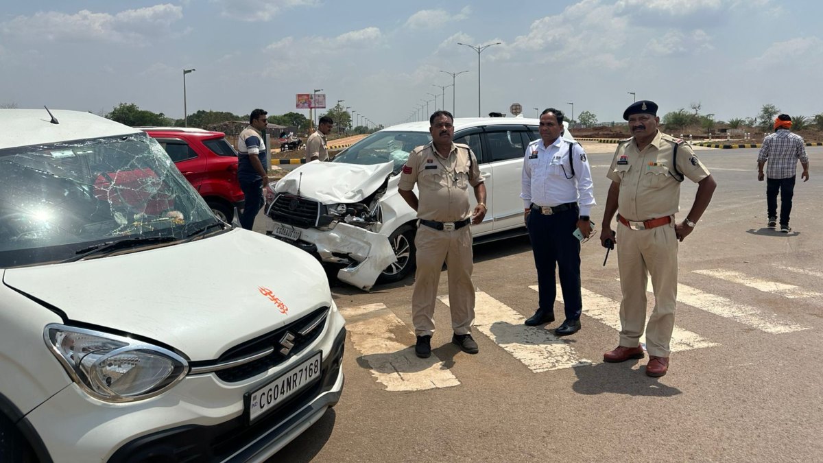 RAIPUR BREAKING: CRPF DIG की इनोवा ने सेलेरियो कार को मारी टक्कर, महिला-पुरुष बच्चों समेत 4 गंभीर रूप से घायल…