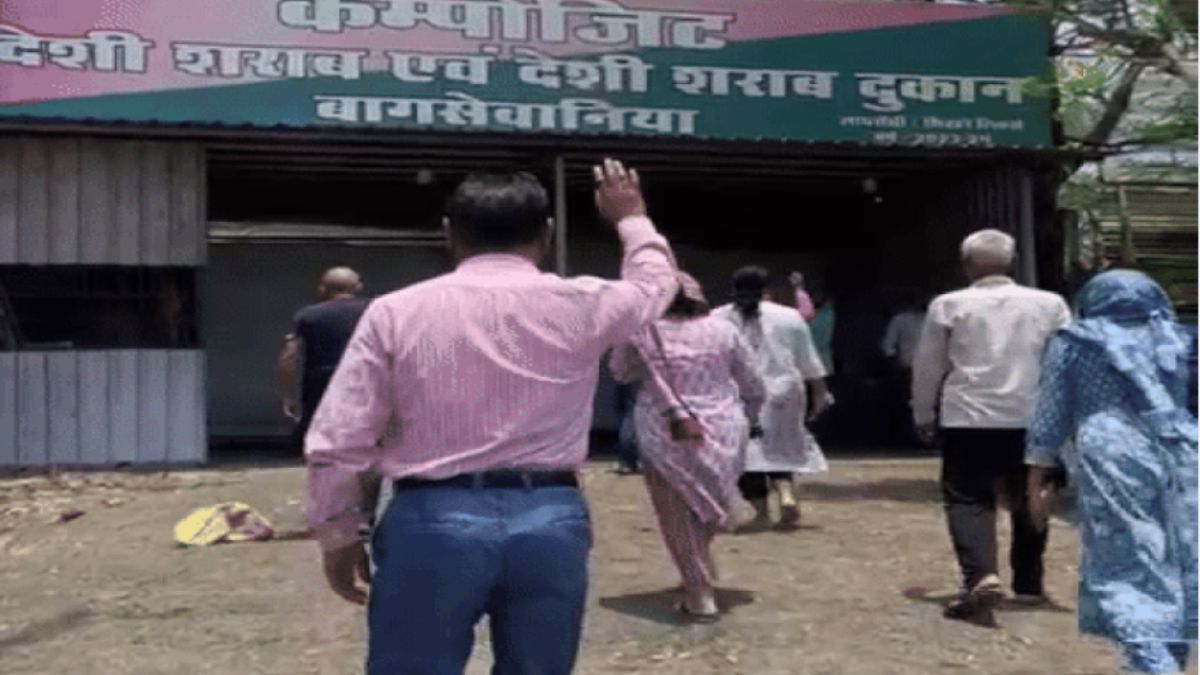 शराब दुकानदार की दादागिरी ! दुकान के आगे-पीछे खोले काउंटर, विरोध में सड़क पर उतरे रहवासी