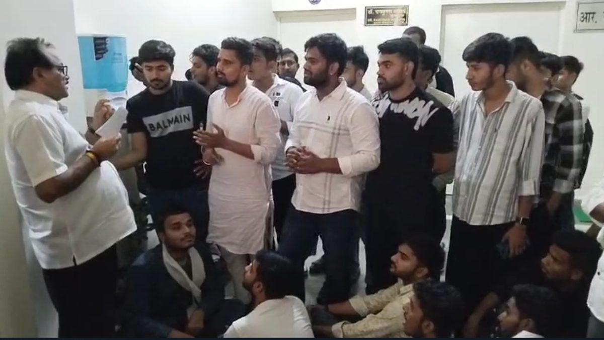 जीवाजी यूनिवर्सिटी में ABVP का हल्लाबोल: कुलगुरु से की प्रोफेसर को ब्लैक लिस्ट करने की मांग, ये रही वजह