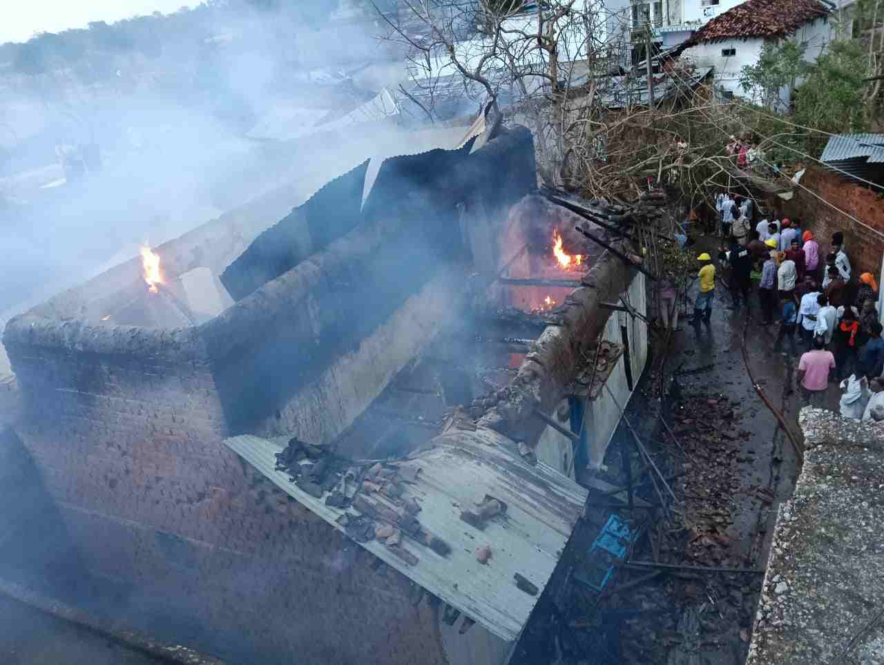 CG News : आग लगने से किसान का घर जलकर राख, धान काटने खेत गया था परिवार