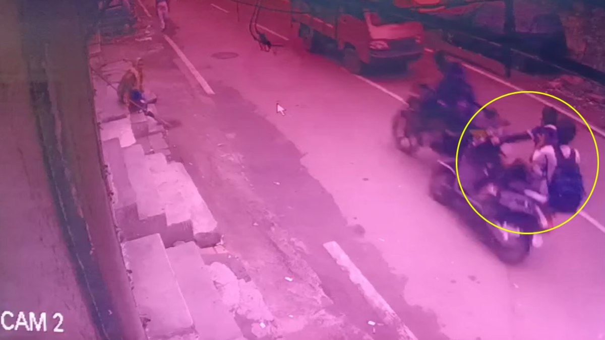 कब थमेगा कुत्तों का आतंक? डॉग से बचने युवकों ने दौड़ाई स्कूटी, फिर हुआ कुछ ऐसा कि जानकर कांप उठेगी रूह, देखें Video