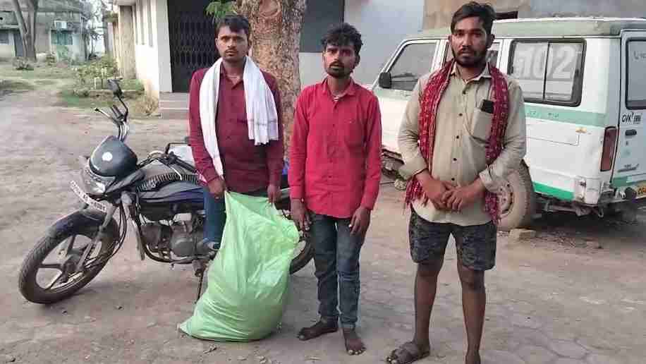 पुलिस चौकी प्रभारी का अमानवीय चेहरा : मृतक का पोस्टमार्टम कराने शव को बाेरी में भरकर बाइक से अस्पताल लेकर गए परिजन, पेट्रोलिंग गाड़ी और पुलिस जवान का नहीं मिला सहयोग