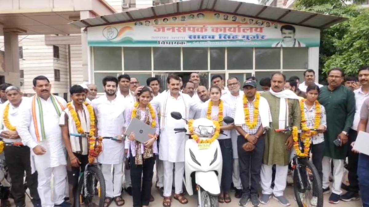 मेधावी छात्र-छात्राओं को मिले तोहफे: कांग्रेस MLA ने बांटी साइकिल, लैपटॉप और स्कूटी, बाकी विधायकों से की ये अपील
