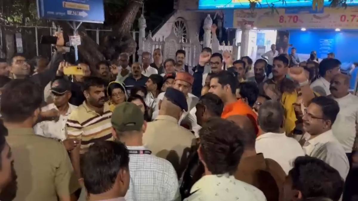 शूटिंग एकेडमी में लव जिहाद का मामला: इंदौर में दो और पीड़िता आई सामने, लोगों ने विरोध जताकर किया प्रदर्शन
