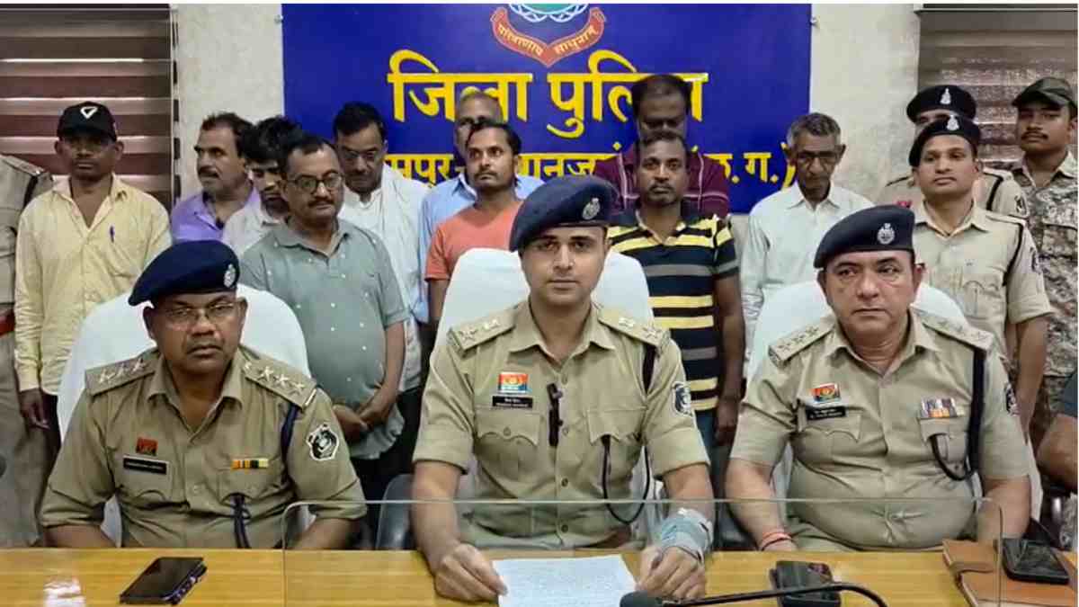 सहकारी बैंक में करोड़ों का घोटाला : अधिकारी, कर्मचारी और सहकारी संस्थाओं के प्रबंधकों ने की 26 करोड़ से ज्यादा की हेराफेरी, 11 आरोपी गिरफ्तार, घोटाले का तरीका जानकर रह जाएंगे हैरान…