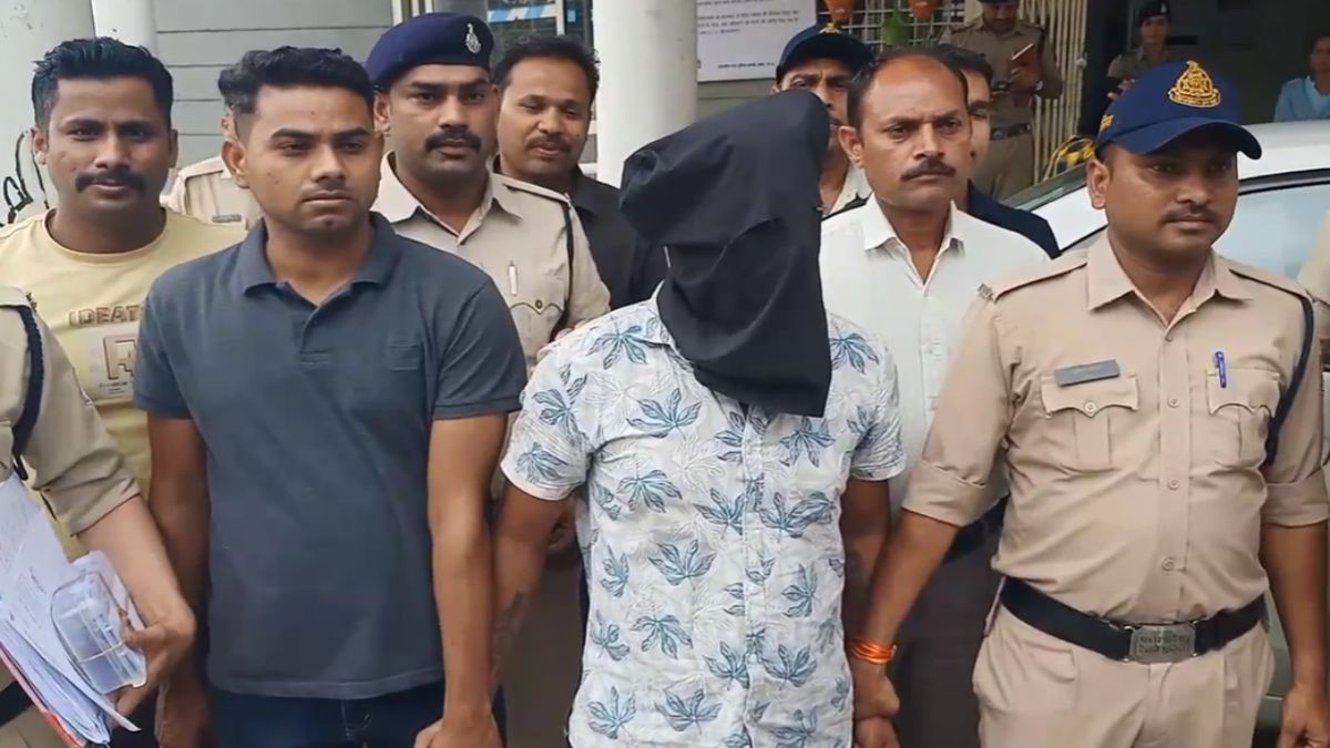 रेलकर्मी से लूट की वारदात का खुलासा: टिकट काउंटर में मिर्च पाउडर फेंककर घटना को दिया था अंजाम
