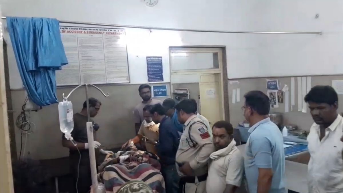 बड़ी खबरः शिक्षक को जिंदा जलाकर लूट और हत्या की वारदात, चार लाख लूटकर भागे बदमाश, परिजन पहुंचे तो जल रहा था टीचर