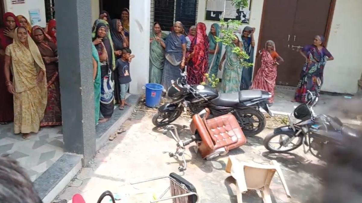 पंचायत के खिलाफ ग्रामीणों का फूटा गुस्साः कार्यालय में घुसकर फेंकी सरपंच-सचिव की कुर्सियां, वीडियो वायरल