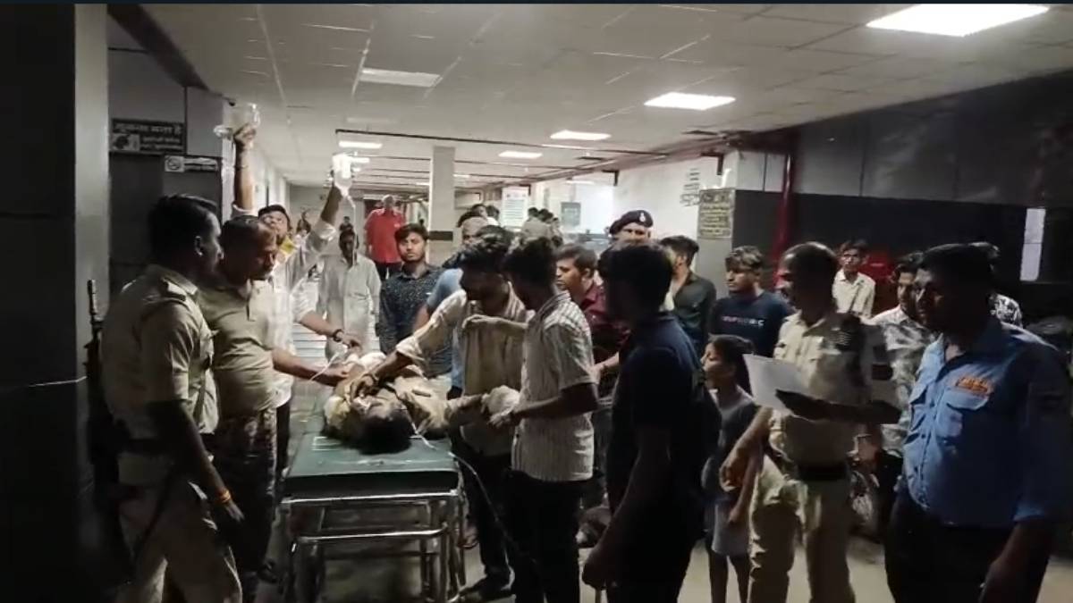 रेलवे स्टेशन पर दर्दनाक हादसा: पुलिसकर्मी का ट्रेन से कटा हाथ, गंभीर हालत में इंदौर रेफर