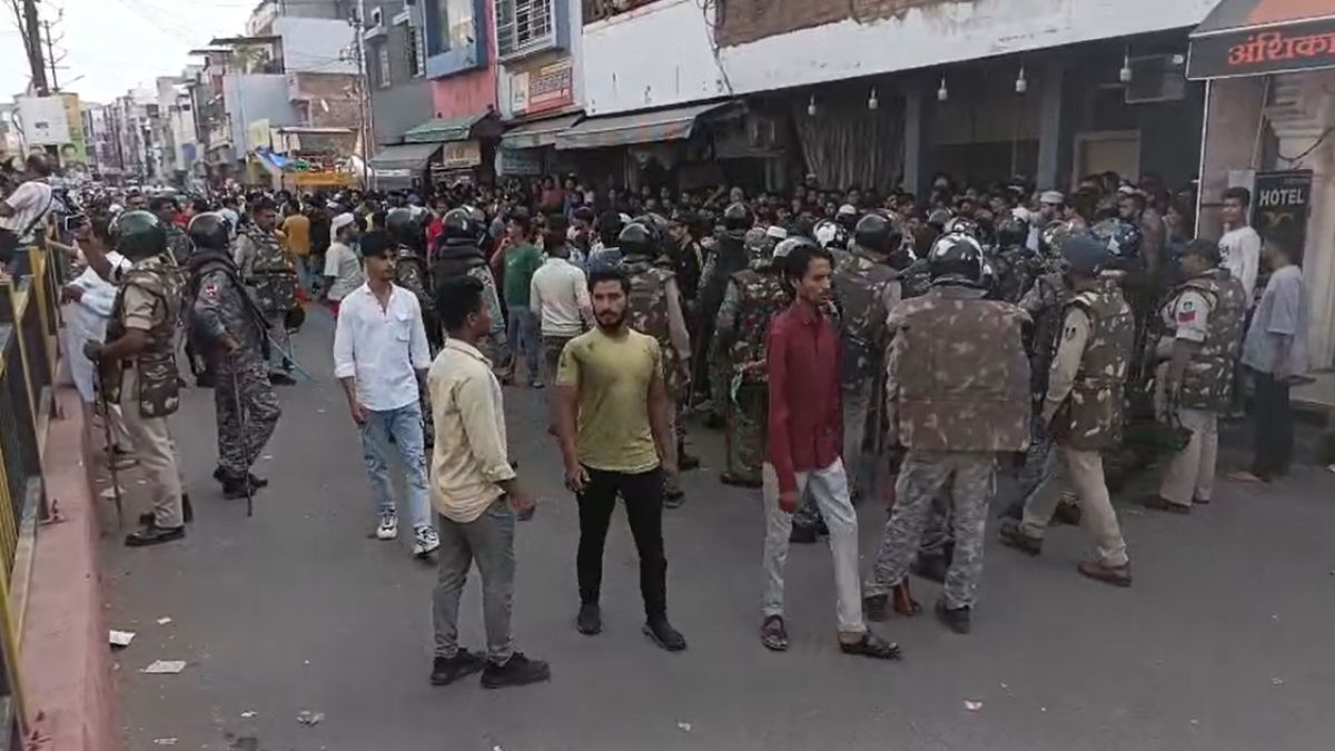 अतिक्रमण कार्रवाई का भारी विरोधः पुलिस बल की मौजूदगी में विकास प्राधिकरण के तीन मकानों पर चला बुलडोजर, 33 और मकानों को नोटिस जारी