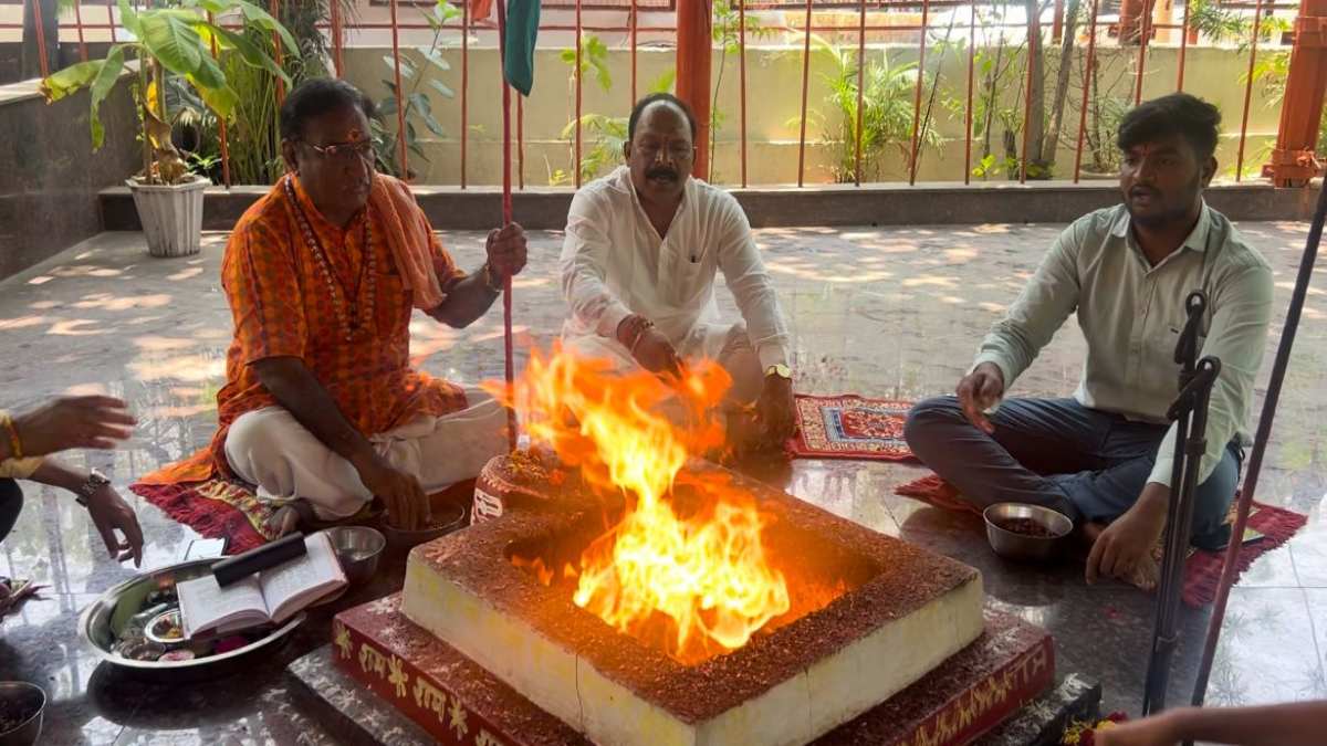 भारत-पाकिस्तान तनाव के बीच राजधानी में हिंद सेना के विजय के लिए किया गया हवन, विजयश्रोत का पाठ कर मां बंगलामुखी से मांगा आशीर्वाद…