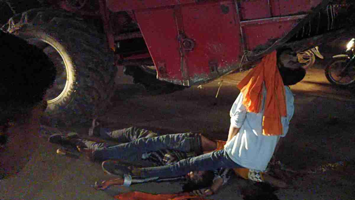 CG में भीषण हादसा : बाइक और हार्वेस्टर में भिड़ंत, तीन युवकों की मौके पर ही मौत