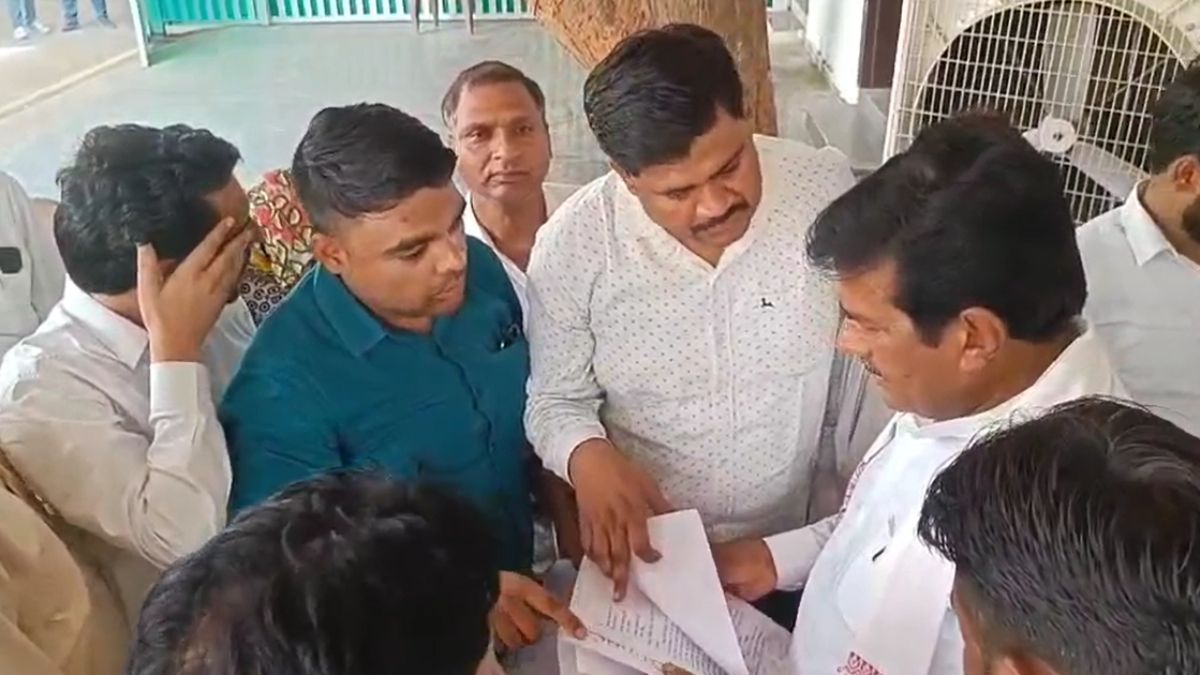 अंबेडकर प्रतिमा विवादः अधिवक्ताओं ने सांसद को पीएम- सीएम के नाम सौंपा ज्ञापन, गतिरोध दूर करने की मांग