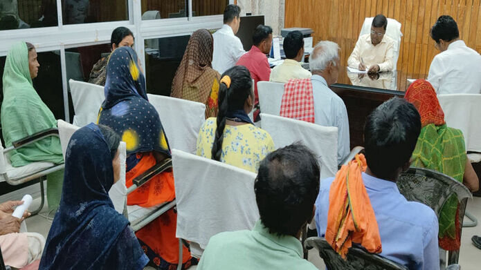Bihar News: जमुई एडीएम ने लगाया जनता दरबार, सुनी लोगों की फरियाद