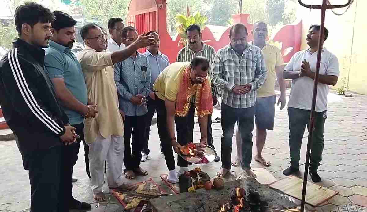 पाकिस्तान पर हमला, MP में जश्न: मंदिर में उमड़ा देशभक्ति का सैलाब, इंदौर में भारत की जीत के लिए विशेष विजय यज्ञ