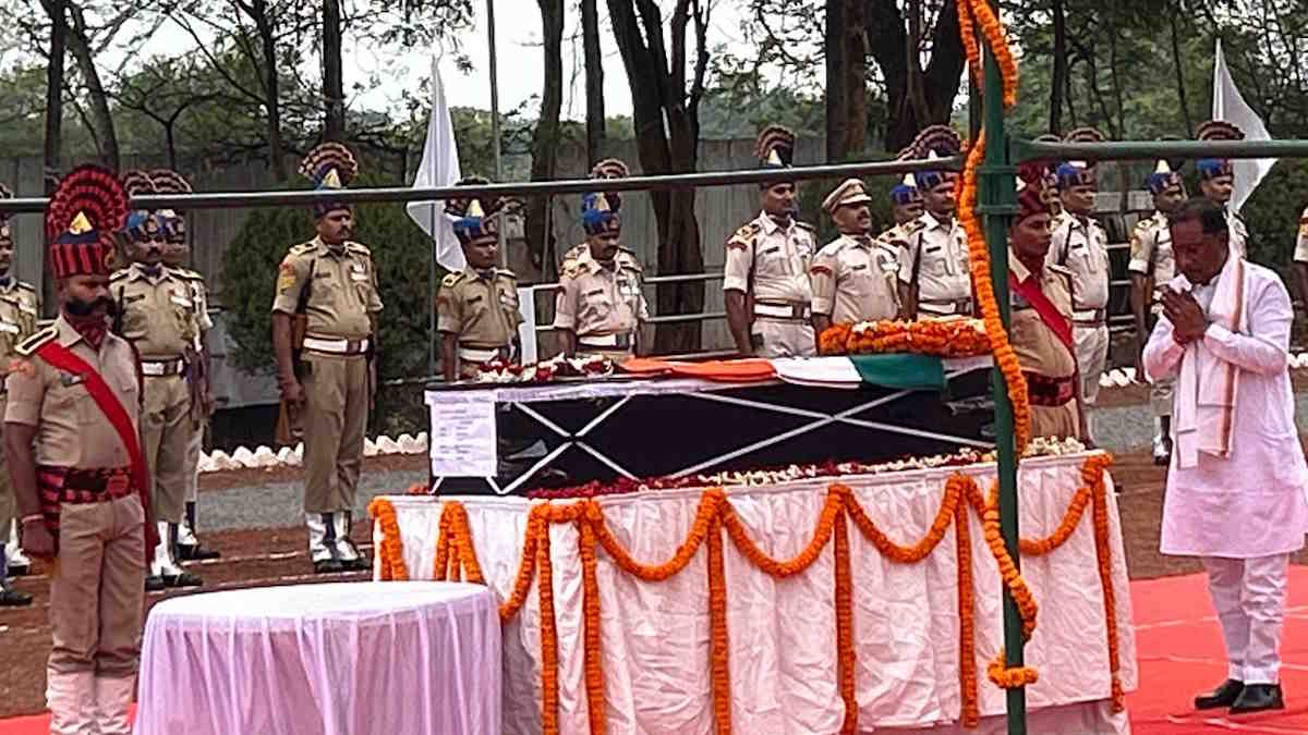मुख्यमंत्री साय ने नक्सल मुठभेड़ में शहीद जवान मेहुल भाई के पार्थिव शरीर को कंधा देकर दी अंतिम विदाई, कहा- व्यर्थ नहीं जाएगा शहीदों का सर्वोच्च बलिदान