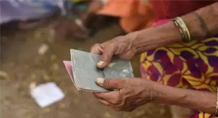 Bihar News: अब राशन कार्ड बनवाने के लिए दफ्तरों का नहीं लगाना होगा चक्कर, घर बैठे ऑनलाइन कर सकते हैं आवेदन 
