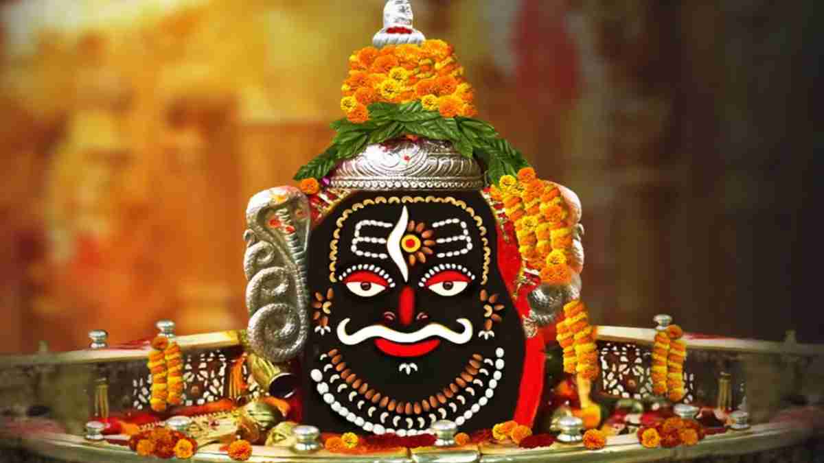 Operation Sindoor के बाद महाकाल मंदिर में जश्न: पाकिस्तान पर एयर स्ट्राइक को लेकर श्रद्धालुओं ने बांटी मिठाई, इंदौर में साधुओं ने एक-दूसरे को लगाया सिंदूर