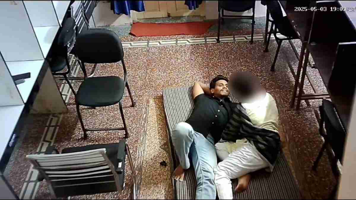 कोचिंग की आड़ में सेक्स की क्लास! असलम खान ने हिंदू बनकर लड़कियों को बनाया हवस का शिकार, हिडन कैमरे से बनाता था वीडियो, मोबाइल से मिले इतने MMS कि चौंक गई पुलिस