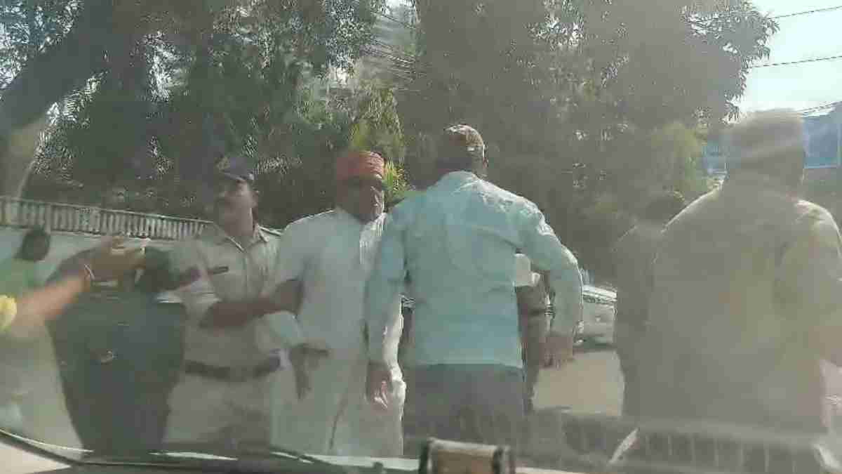 MP के डिप्टी CM देवड़ा का विरोध: बंगले पर कालिख पोतने पहुंचे कांग्रेस नेता गिरफ्तार, पुलिस से हुई धक्का-मुक्की