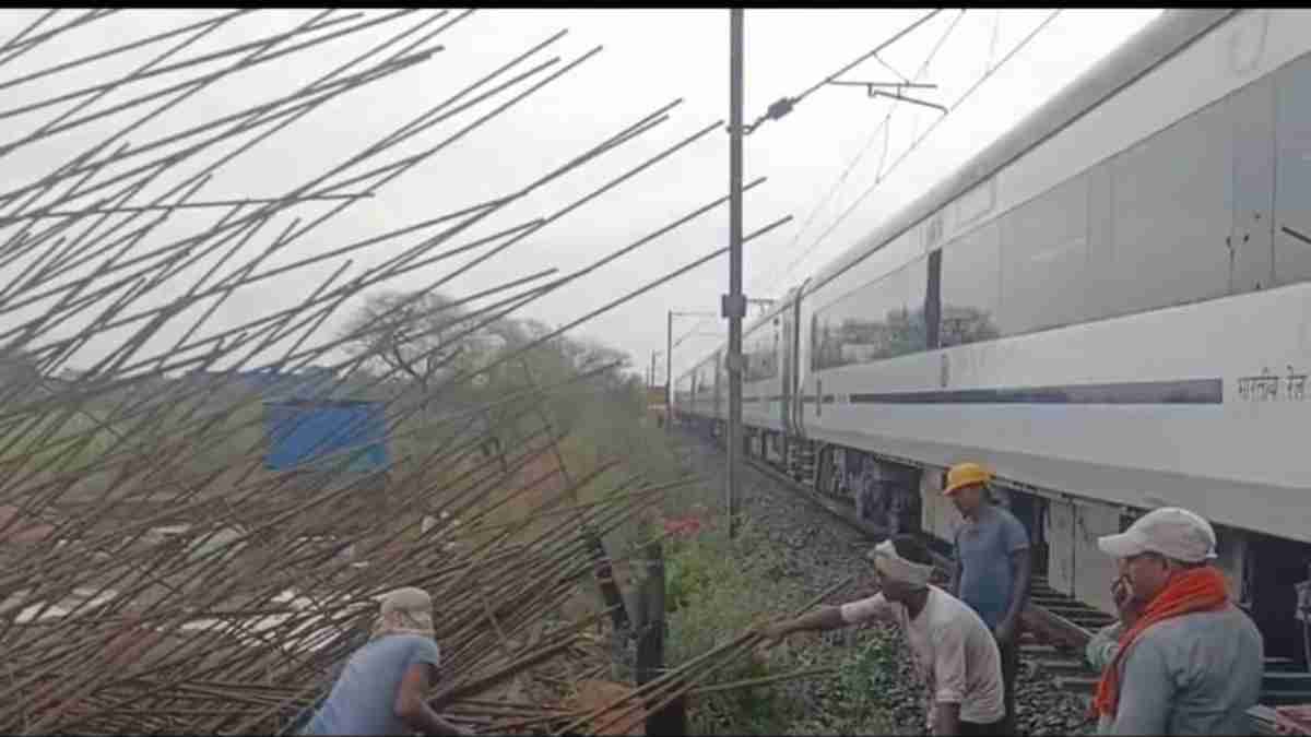 हादसे का शिकार होने से बची वंदे भारत एक्सप्रेस ट्रेन, कोच से टकराए निर्माणाधीन पुल के सरिए, यात्रियों में हड़कंप