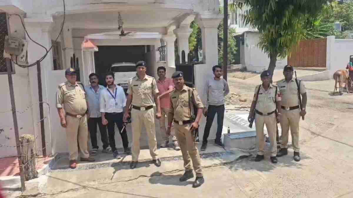 बिजली कंपनी के अफसर के घर EOW का छापा: बायो केमिकल वेस्ट फैक्ट्री, 8 बैंक में खाते, करोड़ों के मकान, जानिए क्या-क्या हुआ बरामद