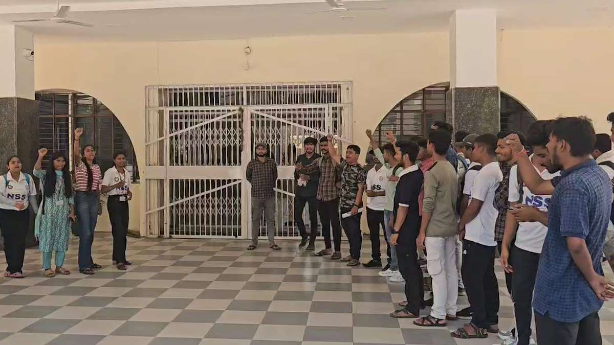 GGU नमाज मामला: गिरफ्तार प्रोफेसर दिलीप झा के समर्थन में उतरे एनएसएस के छात्र, किया प्रदर्शन…